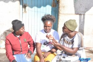 Mai Audrey discusses Sayana Press with fellow women in Kasanze, Mashonaland West, sharing her experience with the self-injectable contraceptive.